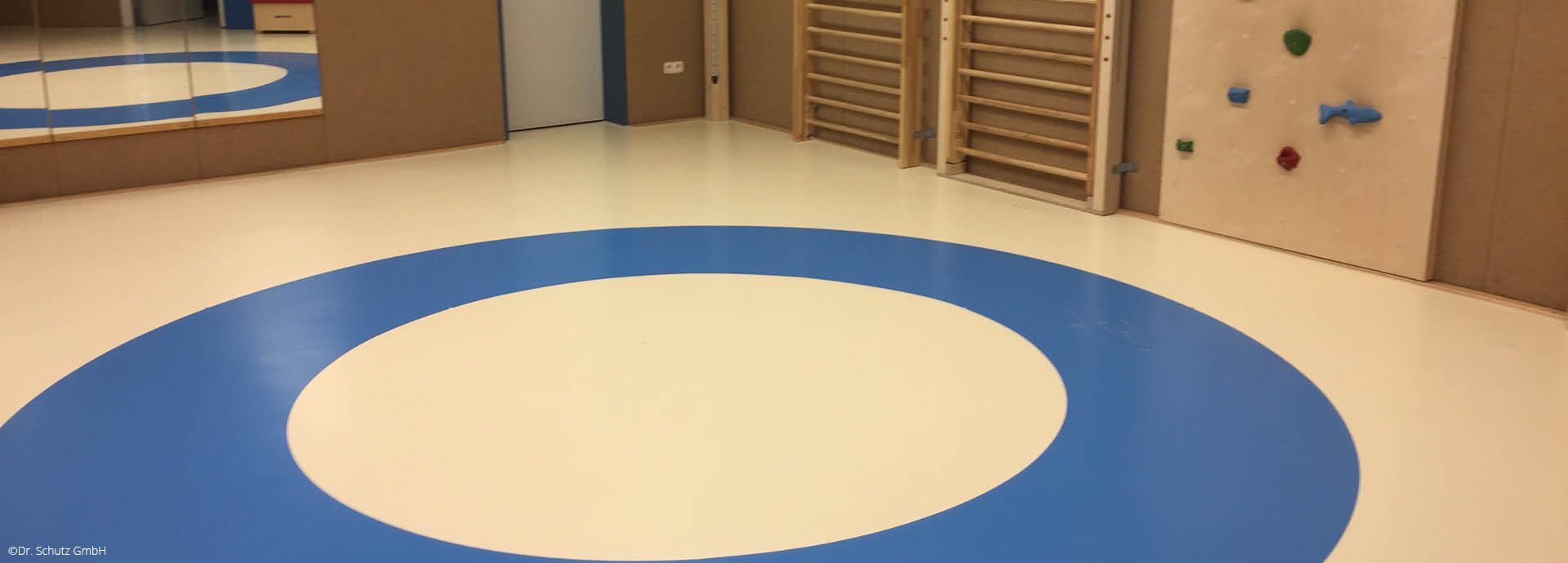 Bodensanierung. Freie Gestaltungs- & Designmöglichkeiten für Leitsystem, Werbeflächen und Informationsfläche. Firmenlogo & Corporate-Design-Farben in der Bodenfläche | HAN Bodensanierung in Hamburg