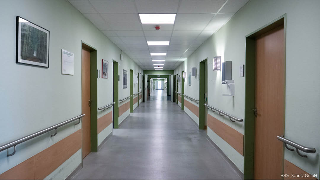 Vorher-nachher-Beispiele Dr. Schutz Krankenhausflur | mit HAN Bodensanierung in Hamburg