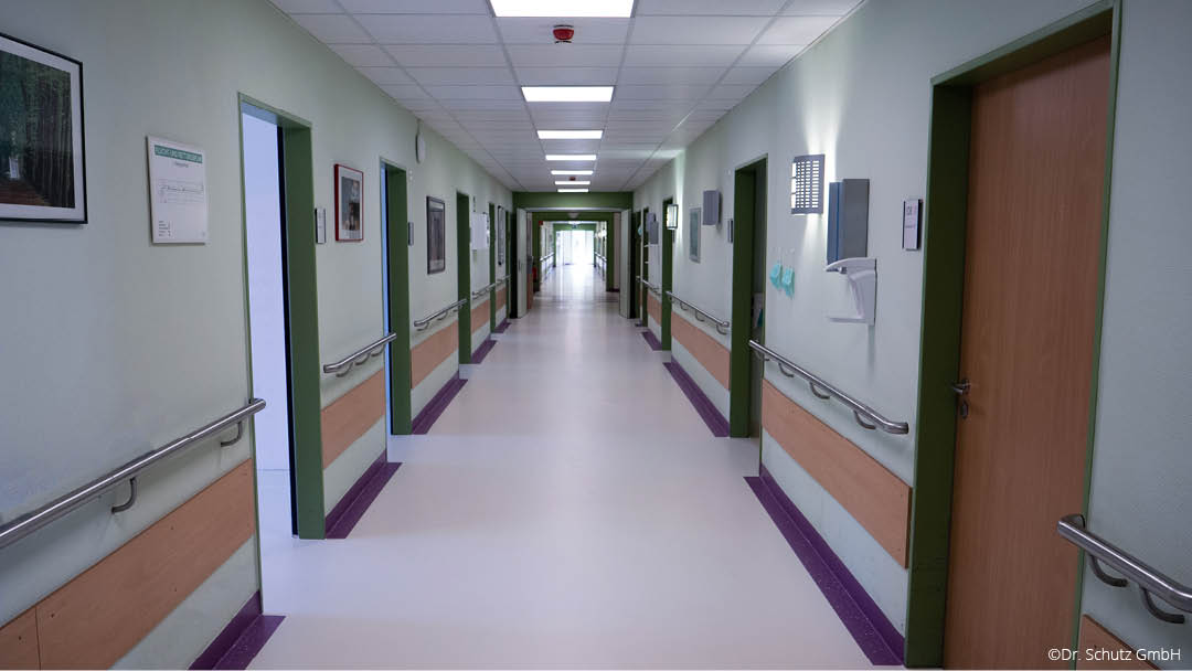 Vorher-nachher-Beispiele Dr. Schutz Krankenhausflur | mit HAN Bodensanierung in Hamburg